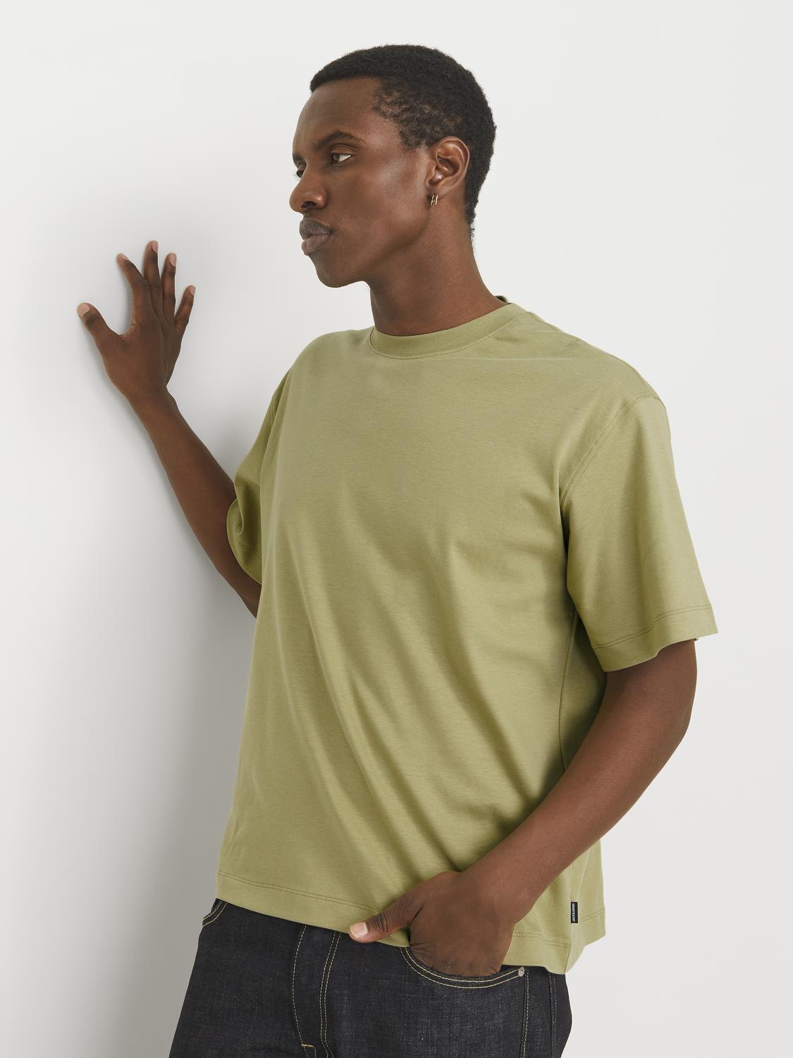 model_shot-creative